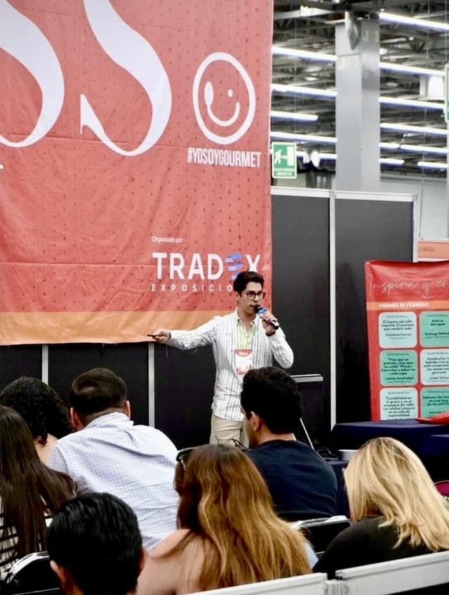 Equipo de Osmo Digital reunido en una sesión de estrategia de marketing